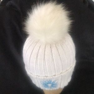 White hat with a pompon on tap New  never worn one size very worm